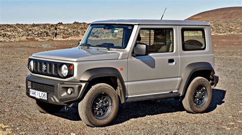 Suzuki Jimny s prekážkami v teréne