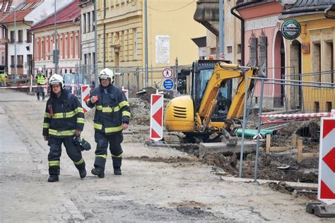 Pracovníci inštalujúci plynové potrubie