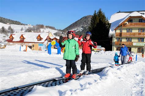 Deti lyžujúce v stredisku Park Snow Donovaly