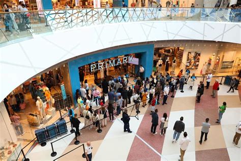 Ilustračná fotografia moderného nákupného centra s ľuďmi