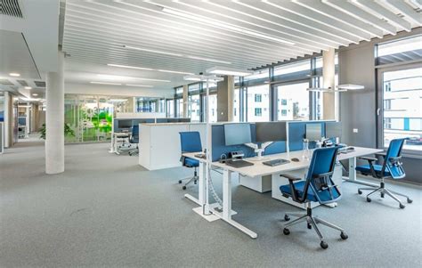 Ilustračná fotografia moderného open-space kancelárskeho priestoru