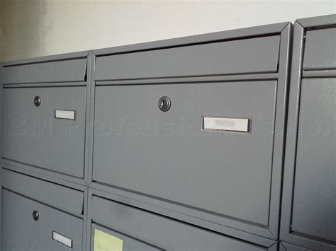 Ilustrácia označenia miesta podnikania na poštovej schránke a zvončeku