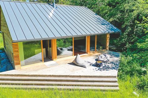 moderná drevená chata v horskom prostredí