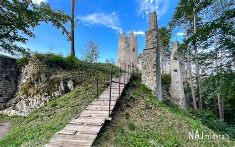 Pohľad na zrúcaninu hradu Blatnica z diaľky