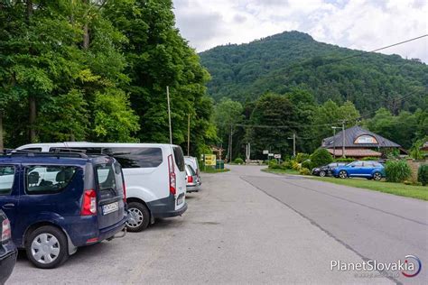 Parkovisko pri vstupe do Gaderskej doliny