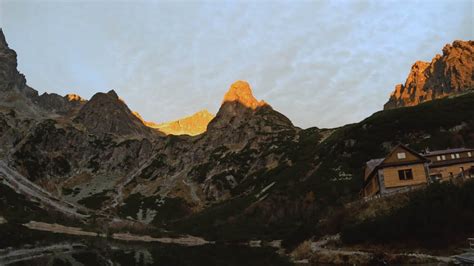 Vysoké torzo západnej veže s dodnes badateľnými strieľňami