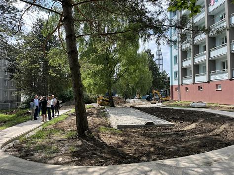 Vizualizácia zelenej oddychovej zóny pri bytovom dome