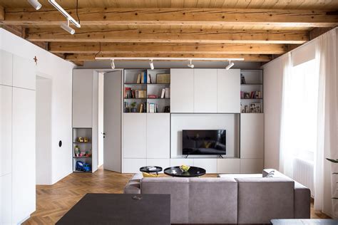 Interiér starého domu s priznanými drevenými trámami