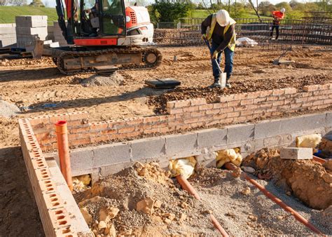 Stavebná firma vykonáva spevnenie základov starého domu