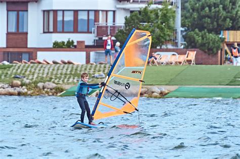 Ilustrácia windsurfingu a kajakovania