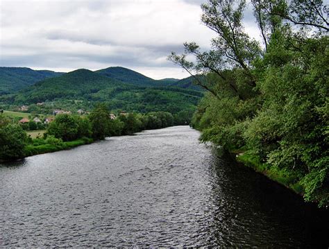 Fotografia rieky Hron počas splavu s vodákmi
