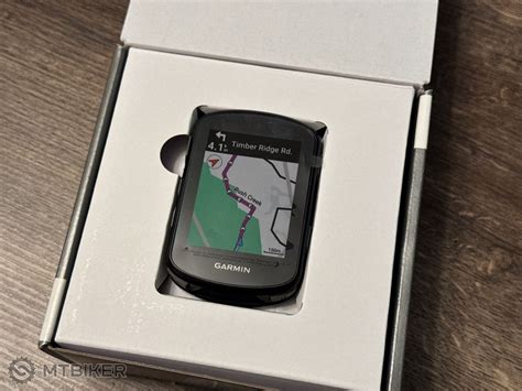 Ukážka GPS zariadenia Garmin a závesného lodného motora