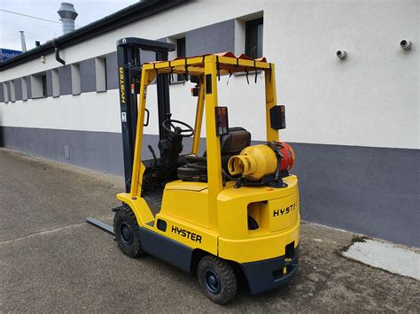 Vysokozdvižný vozík v sklade