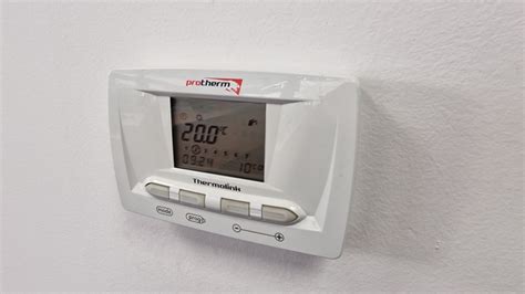 Ilustrácia displeja termostatu s popísanými ikonami