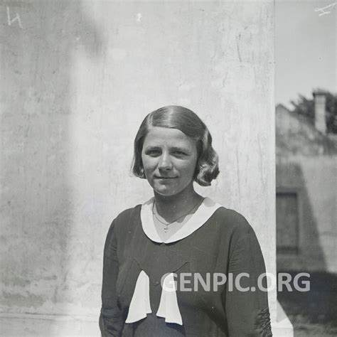 Ilustračná fotografia mladej ženy hľadajúcej byt