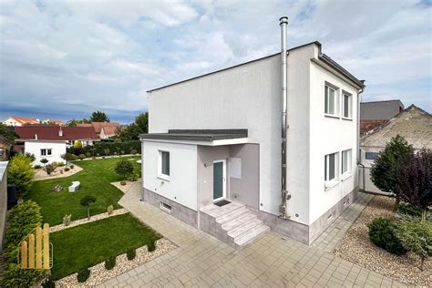 Rodinný dom s modernou fasádou a priestrannou záhradou