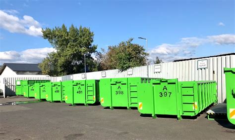 Fotografia zberného dvora s rôznymi kontajnermi na odpad