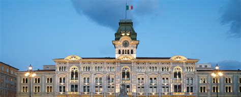 Pohľad na námestie Piazza Unità d'Italia s morom v pozadí