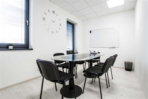 Interiér modernej zasadacej miestnosti s projektorom a pohodlnými stoličkami