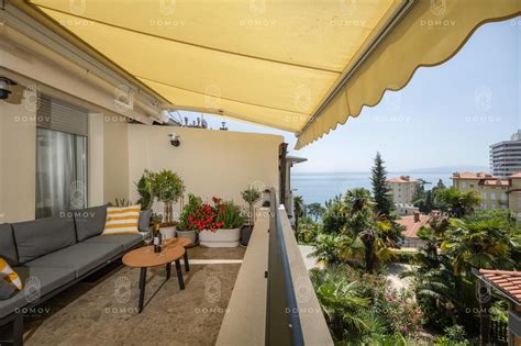 Interiér luxusného apartmánu v Marina Cape s balkónom a výhľadom na more
