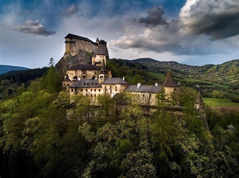 Fotografia Oravského hradu týčiaceho sa nad krajinou