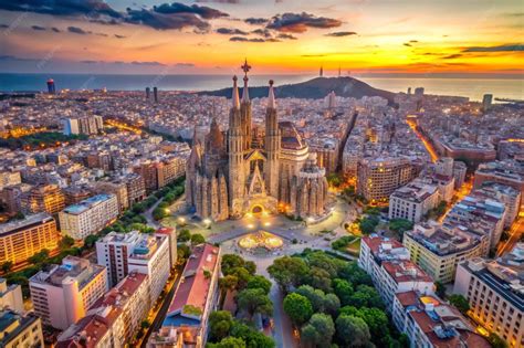 Panorama Barcelony s dominantou Sagrada Familia