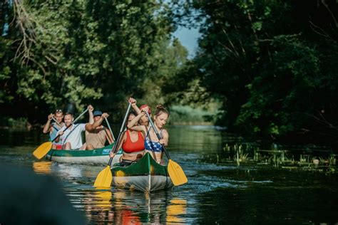 Ilustračná fotografia rodiny užívajúcej si vodné športy na Seneckých jazerách