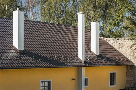 Ilustrácia rôznych klampiarskych výrobkov na streche (žľaby, zvody, oplechovanie komína)