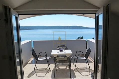 Horská krajina s výhľadom na apartmánový dom