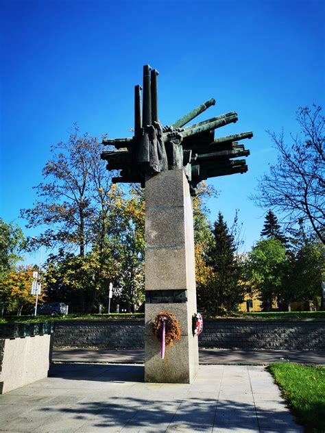 Ladislav Kacvinský, Pamätník 700