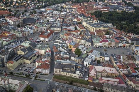 Fotografia Lichnerovej ulice v Senci s modernými obchodnými prevádzkami