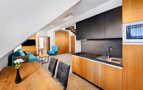 Interiér apartmánu s kuchynským kútom a TV