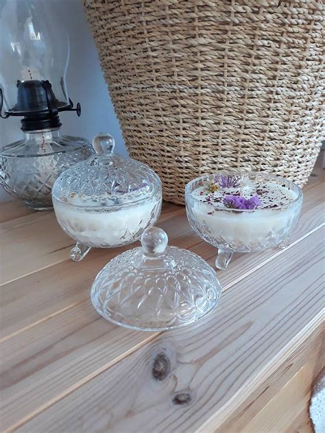 sviečky v útulnom interiéri