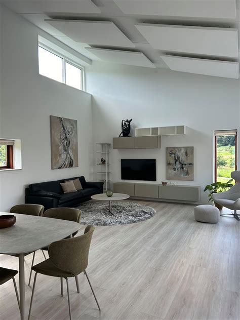 minimalistická obývačka so škandinávskym nábytkom