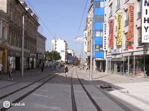 Obchodná ulica v centre mesta s ľuďmi