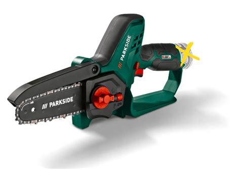 Akumulátorová reťazová píla v práci