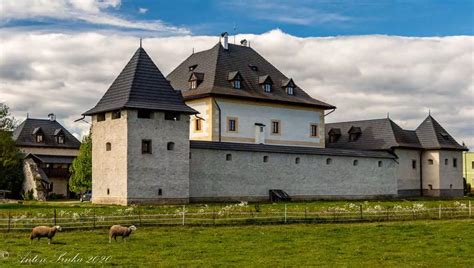 Vodný hrad Hronsek z exteriéru