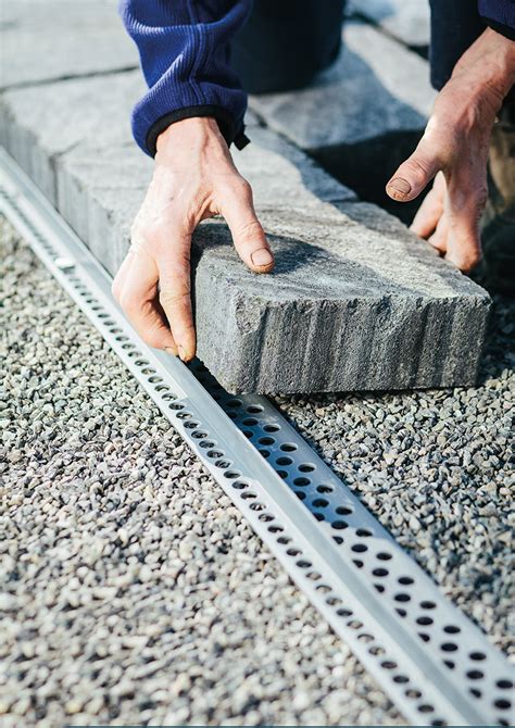 Ukážka inštalácie neviditeľného plastového obrubníka v záhrade