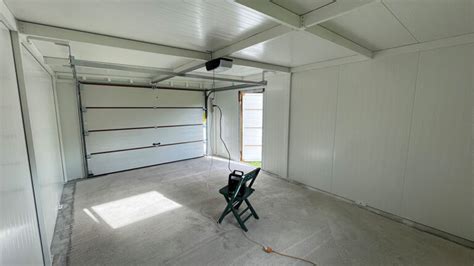 Interiér zateplenej plechovej garáže s príslušenstvom