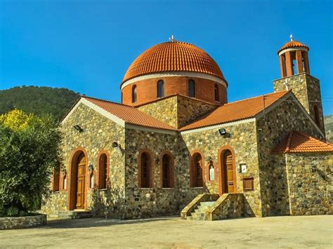 Pohľad na pravoslávny kostol na Cypre s typickou architektúrou