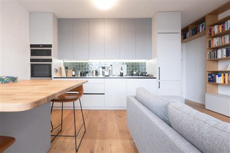 Interiér bytu s modernou kúpeľňou