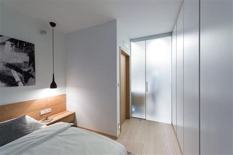 Kúpeľňa v tvare chodby s posuvnými dverami