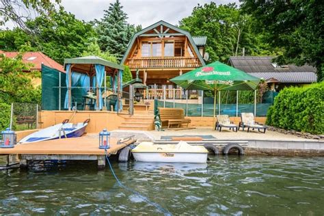 Ilustračná fotografia záhradnej chatky pri jazere