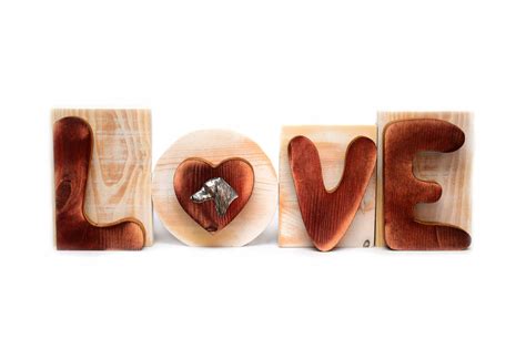 Drevené písmená LOVE s osvetlením
