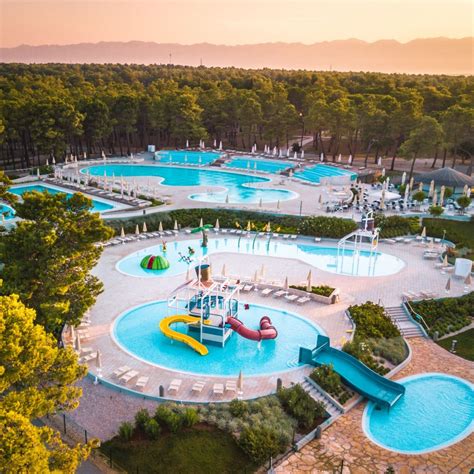 Bazénový komplex so tobogánmi v Zaton Holiday Resort