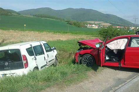 Ilustračná fotografia dvoch áut, jedno s logom DPH, druhé bez.