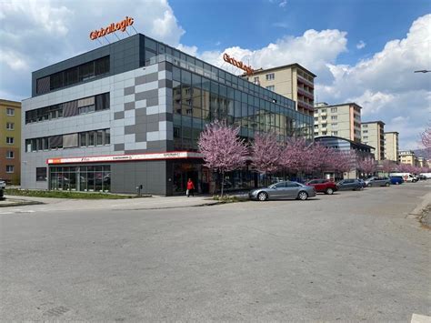 Fotografia modernej polyfunkčnej budovy v centre Nitry