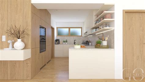 Interiér domu s hlinenými omietkami a drevenými prvkami