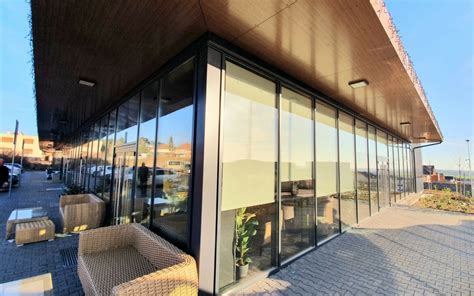 Ilustrácia modernej predajne s presklenou fasádou