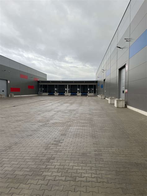 Moderný skladový areál s nakladacími rampami